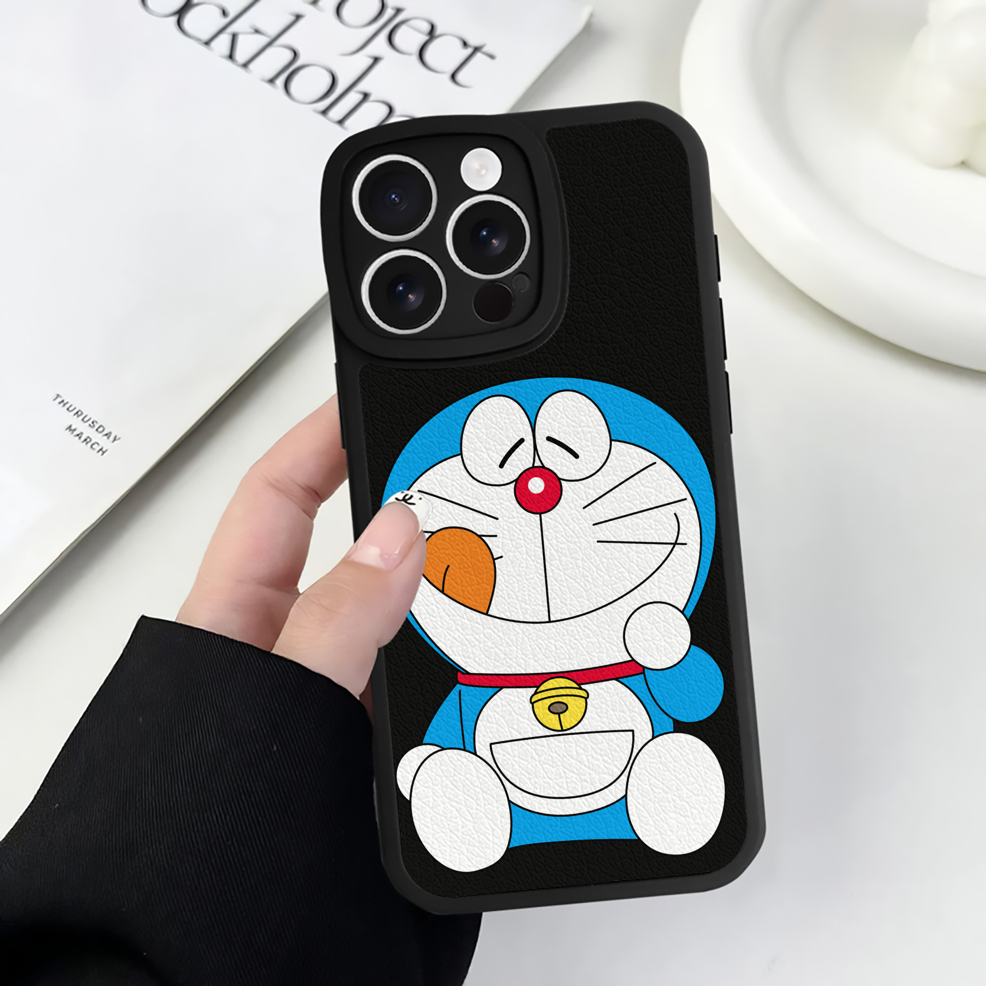 （画像用） ドラえもん Doraemon 【iPhone 16シリーズ対応】シリコンスマホケース（レザー調） 材質：シリコン